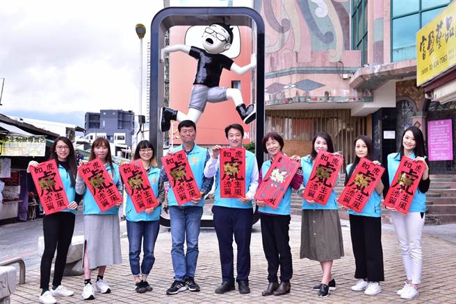 市長魏嘉賢（中）與公所團隊手持與插畫家當肯的聯名春聯。（花蓮市公所提供／王志偉花蓮傳真）