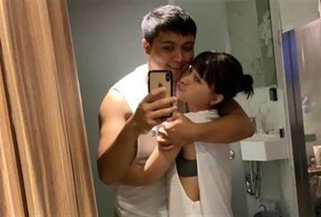 鍾卓穎和阿龍看似和平離婚，卻爆出出軌消息，還導致阿龍情緒失控。(圖/翻攝自阿龍IG)