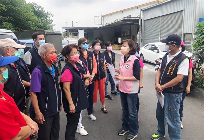 陈淑华邀集逢福里长张文平（右一）等附近里长及里民共同会勘，争取惠来路三段儘速打通。（市议员陈淑华提供）