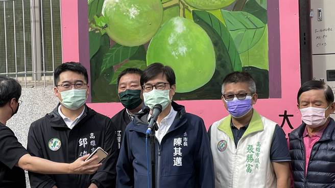 高雄市长陈其迈上午参加大社三宝农特产观光季活动时说，真正的严峻挑战来了，提醒大家赶快去打疫苗，不要忽略Omicron的感染率。(林雅惠摄)