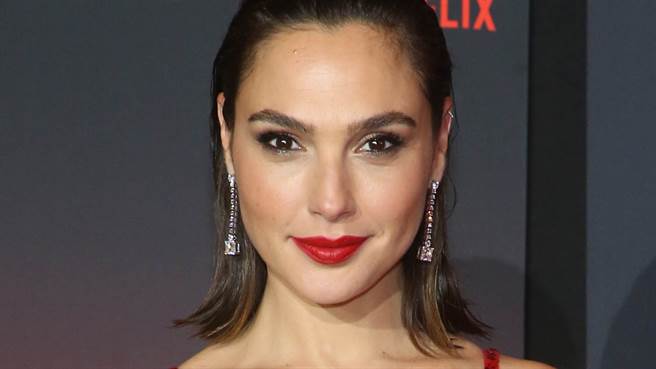 盖儿加朵（Gal Gadot）日前登上杂志大秀好身材。（图／达志影像）