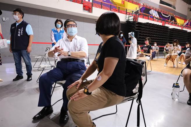 新竹縣長楊文科（左二）呼籲民眾盡速接種疫苗，提升自身保護力、增加疫苗覆蓋率。（翻攝照片）