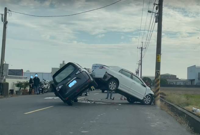 奇景！嘉義自小客擦撞 路中騰空搭成「轎車天橋」民眾傻眼。(翻攝自記者爆料網)