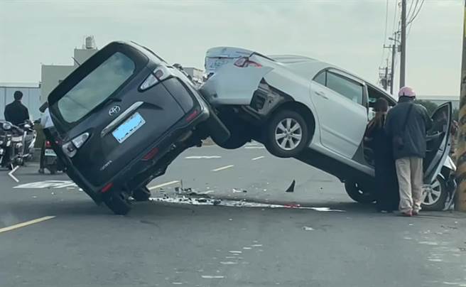 奇景！嘉義自小客擦撞 路中騰空搭成「轎車天橋」民眾傻眼。(翻攝自記者爆料網)
