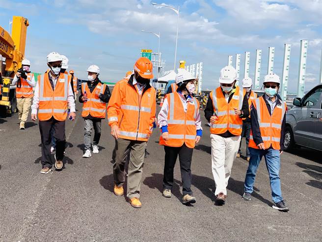 立委楊瓊瓔（右三）會同相關單位視察國道4號豐潭段工程潭子交流道工程。。（王文吉攝）