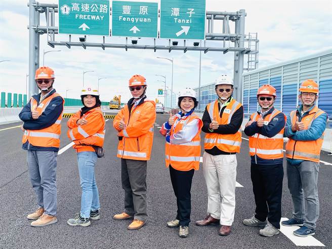 國道4號豐潭段潭子交流道多項土建工程已完工，立委楊瓊瓔（中)現勘並爭取開放通車。（王文吉攝）