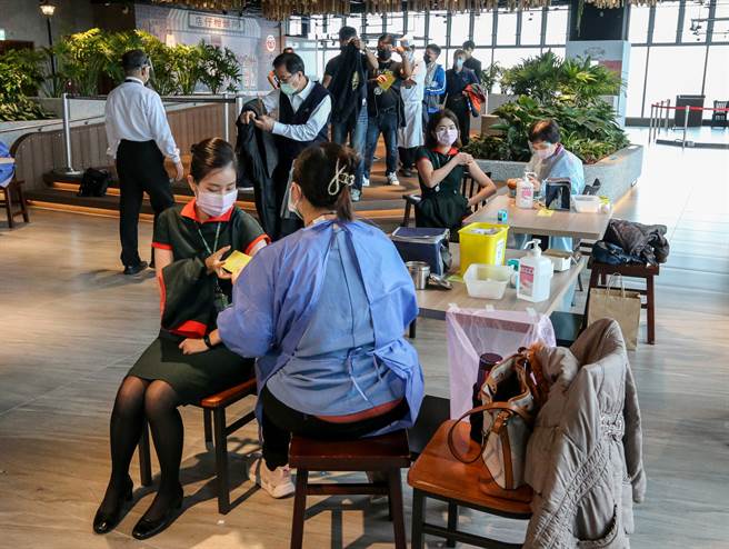 Omicron入侵台湾，常见6大QA一次看。图为民眾接种疫苗的画面。（陈麒全摄）