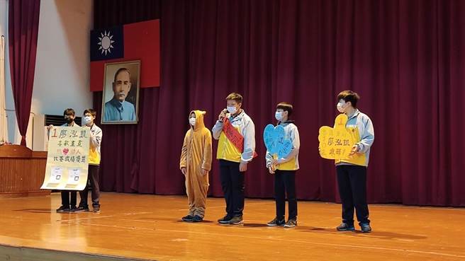 西螺国中多年前把选拔模范生活动改为选拔品德模范青年，今天上午举行善行楷模候选人政见发表，候选人的助选团上台演出品德行动剧，获得台下强烈呼应表达支持。（周丽兰摄）