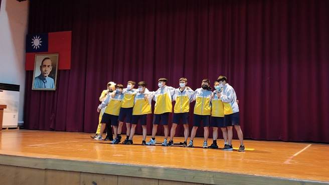 西螺国中多年前把选拔模范生活动改为选拔品德模范青年，今天上午举行善行楷模候选人政见发表，候选人的助选团上台演出品德行动剧，获得台下强烈呼应表达支持。（周丽兰摄）