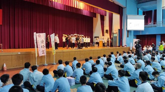 西螺国中多年前把选拔模范生活动改为选拔品德模范青年，今天上午举行善行楷模候选人政见发表，候选人的助选团上台演出品德行动剧，获得台下强烈呼应表达支持。（周丽兰摄）