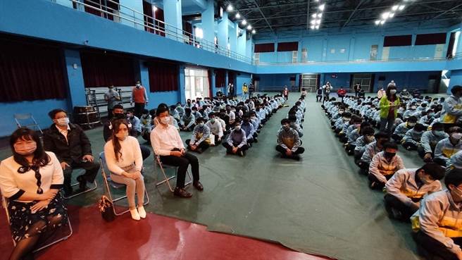 西螺国中多年前把选拔模范生活动改为选拔品德模范青年，只要成绩甲等以上、记过纪录消除都可成为参选人，每班推派1名让全校学生票选，今天上午举行政见发表会。（周丽兰摄）