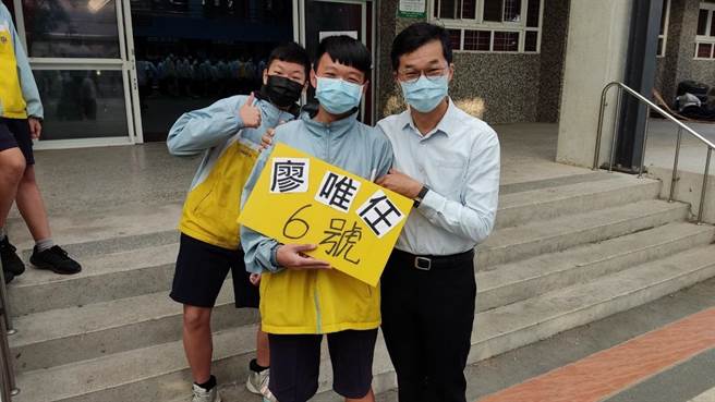 云林县议员李明哲出席品德模范楷模政见发表会，为孩子们加油打气。（周丽兰摄）