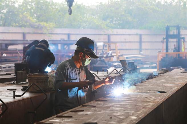 市长黄伟哲今天率队至中国钢铁结构公司官田厂视察。（台南市政府提供／张毓翎台南传真）