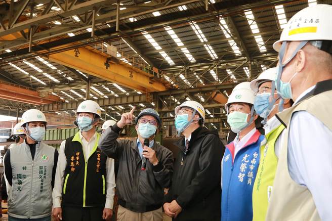 市长黄伟哲（左四）今天率队至中国钢铁结构公司官田厂视察。（台南市政府提供／张毓翎台南传真）