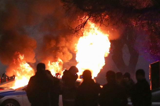 哈萨克民眾强烈抗议油价飙升，5日在第一大城阿拉木图（Almaty）焚毁警车。（路透）
