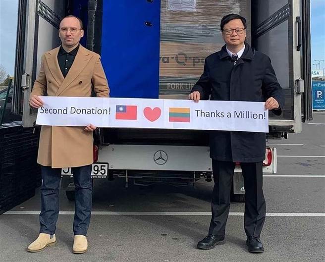 駐立陶宛代表黃鈞耀（右）。（外交部提供）
