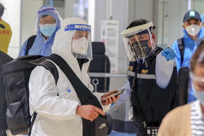 桃机群聚累积8人确诊，目前所有的家庭接触者都是阴性。图为旅客入境桃机的画面。（陈麒全摄）