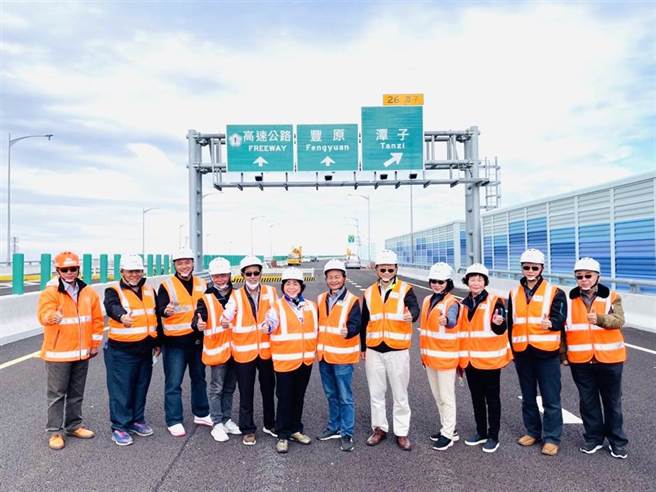 國道4號潭子交流道即將通車，立委楊瓊瓔、台中市議員賴朝國及潭子10多位里長皆表肯定。（王文吉攝）

