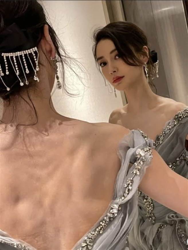 Angelababy瘦到骨头都现形了。(图/翻摄自杨颖工作室微博)