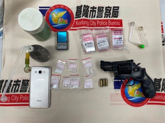 警方妤林男家中查获海洛因、安非他命，以及左轮手枪1把、子弹3颗等物。（基隆市警局提供／陈彩玲基隆传真）
