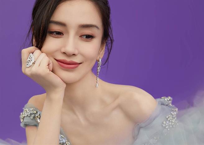 Angelababy跨年以公主风造型登场。(图/翻摄自杨颖工作室微博)
