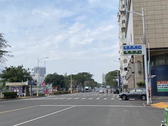 高市林姓男子一家四口去年12月26日过马路时遭酒驾男衝撞，导致1死3重伤惨剧，交通局决议在肇事地点的前金区河东路和国民街口增设一组交通号志。（石秀华摄）