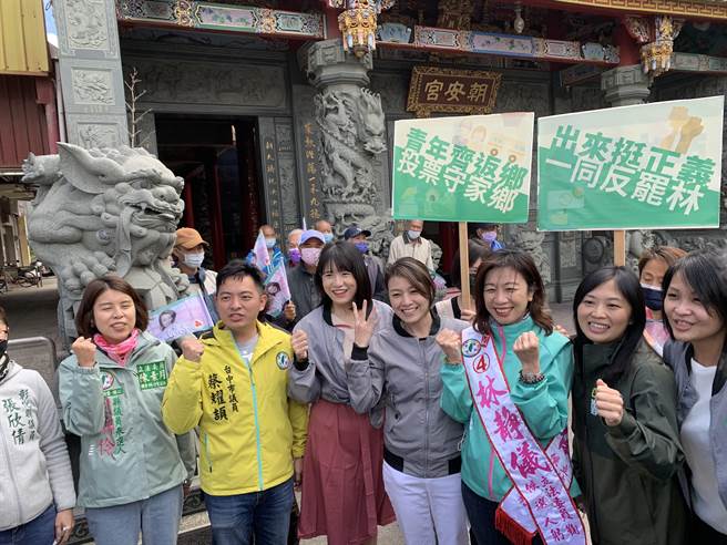 民進黨3＋14青年助選團齊聲呼喊青年返鄉投票。(林欣儀攝)