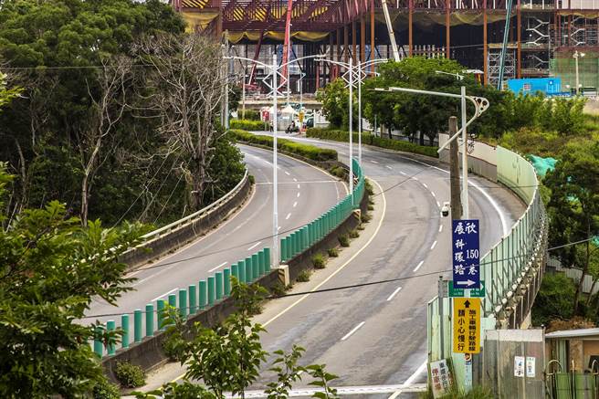 台积电宝山一、二期扩建计画已如火如荼展开，宝山乡公所执行科环路拓宽工程，先减缓交通尖峰时段园区车潮回堵至交流道匝道的问题。（罗浚滨摄）