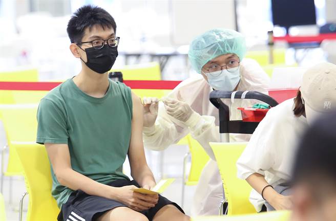 国内疫情升温，郑文灿也呼吁缩短第3剂的接踵时间，陈时中今天透露，本周就会有结果。（本报系资料照／陈俊吉摄）