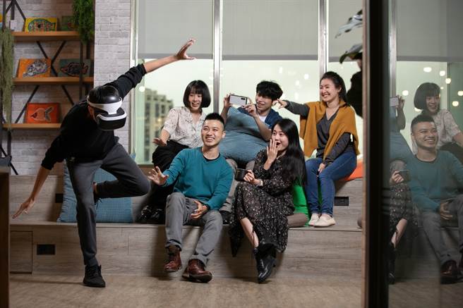 VR 头戴显示装置可让玩家全然地沈浸在虚拟世界，获得与传统游戏截然不同的游戏体验。（图／唯晶科技）