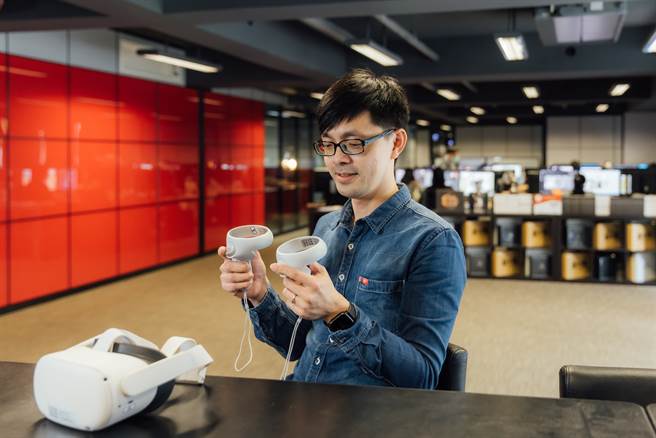 孙雨尘表示科技装置逐年进化，也影响了游戏设计，而随着VR 头戴显示装置越显轻便，未来可望让使用者更容易携带，随时进入元宇宙体验。（摄影／林冠良）
