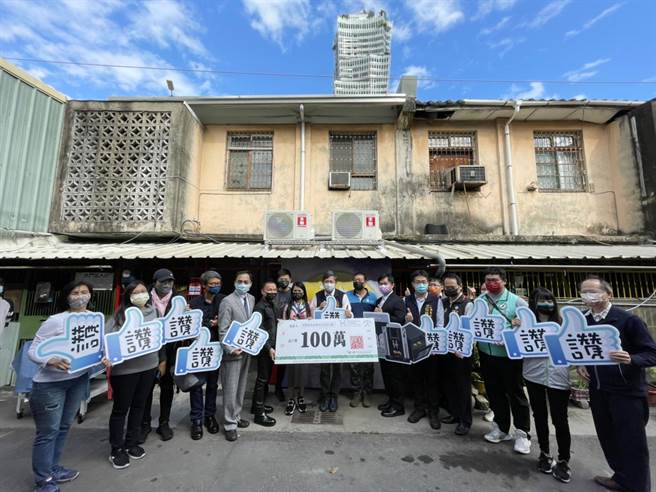 台中市政府社会局结合社团法人台湾善种子义工团等，活化平价住宅创设「经济弱势者就业培植基地」，6日办理揭牌仪式。（台中市政府提供）
