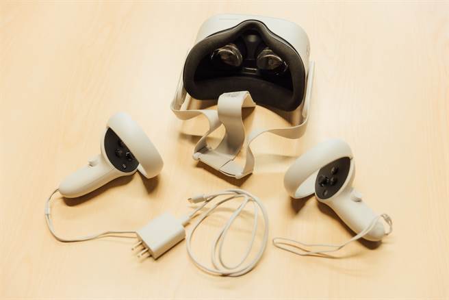 孙雨尘表示科技装置逐年进化，也影响了游戏设计，而随着VR 头戴显示装置越显轻便，未来可望让使用者更容易携带，随时进入元宇宙体验。（摄影／林冠良）