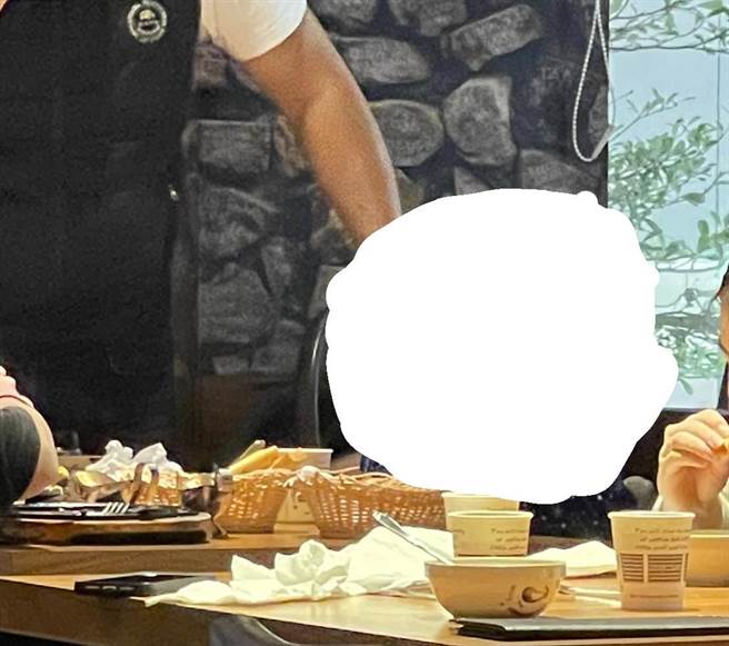 一名男网友到一间餐厅用餐，不料有小孩不断哭闹，痛批小孩控制不了的话，就在家吃饭就好。（图／翻摄脸书社团爆废公社公开版）