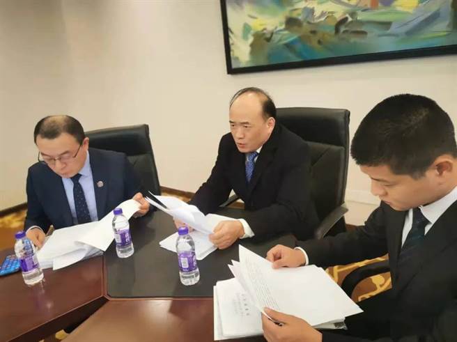 囚897天判无罪，湖北前首富兰世立：「要把飞机和股权追回来」1月6日，兰世立（中）在武汉举行情况说明会。（中国新闻周刊）