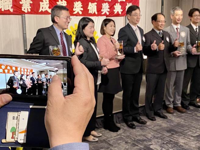 台东林区管理处技正徐惠君（左二），提供黑熊保育推广有价值的参考资讯，获职业成就奖肯定。（民眾提供／蔡旻妤台东传真）