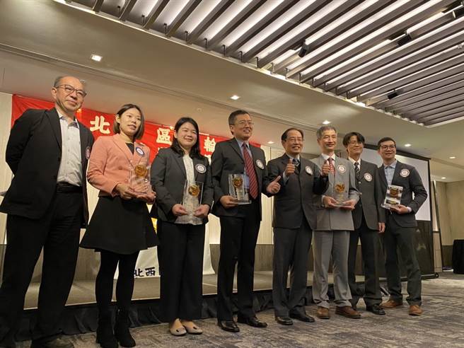 台东林区管理处技正徐惠君（左二），提供黑熊保育推广有价值的参考资讯，获职业成就奖肯定。（民眾提供／蔡旻妤台东传真）