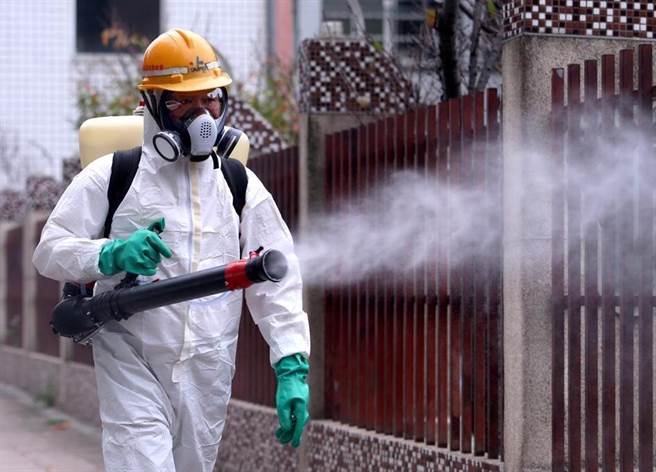 台北市已累积4起防疫旅馆群聚案件！指挥中心6日再新增1例境外移入改判本土，为去年12月31日公布的案17127，经疫调后改判为本土病例，与案17073感染Omicron变异株。图为消毒示意图。（本报资料照）