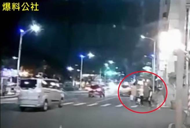 林男一家4口在案發當晚正準備穿過高市前金區河東路和國民街口的斑馬線。（翻攝爆料公社／石秀華高雄傳真）