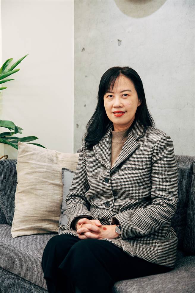 徐秋华，公共电视总经理，致力于推动台湾戏剧登上国际OTT 平台，同时也与国内OTT 平台业者合作制播更优质的台湾戏剧。（摄影／蔡耀徵）