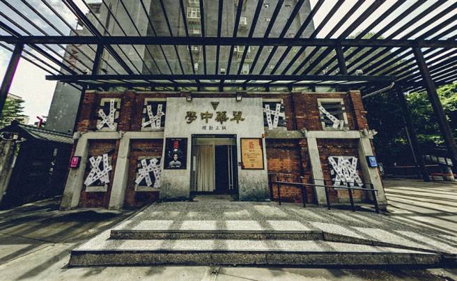 《返校》在西门町电影公园重现翠华中学的场景，让更多剧迷透过戏剧认识在地特色。（图／牵猴子整合行销）