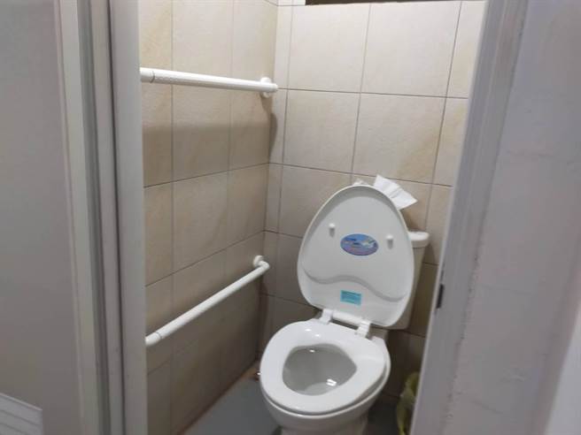 头份市公所从今年元旦起补助家有80岁以上长民眾装设厕所安全扶手。（头份市公所提供／谢明俊苗栗传真）