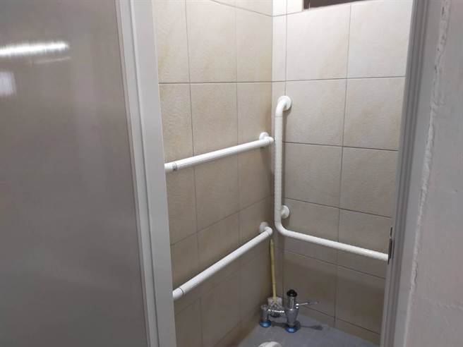 头份市公所从今年元旦起补助家有80岁以上长民眾装设浴室安全扶手。（头份市公所提供／谢明俊苗栗传真）