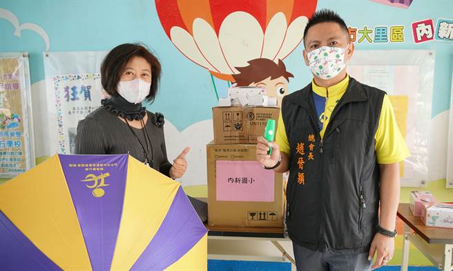 台中市大里家长会长协会会长赵晋颍表示，捐赠物资有电子哨、爱心伞、洗手液和医疗口罩五万片。（黄国峰摄）