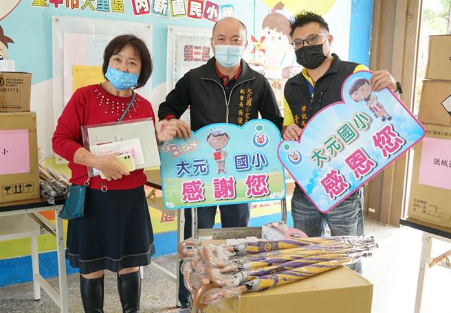 台中市大里家长会长协会结合大里区立仁里长郑伯其的爱心，6日在内新国小举办屯区25所学校物资及教育基金联合捐赠仪式，受赠学校开心将物资搬回学校。（黄国峰摄）
