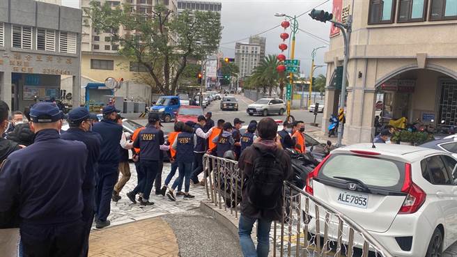 花蓮市區近日發生多起糾眾暴力事件，甚至波及無辜民眾，經花蓮警分局動用百餘名警力，兵分20路，成功逮捕邱姓主嫌等16人。