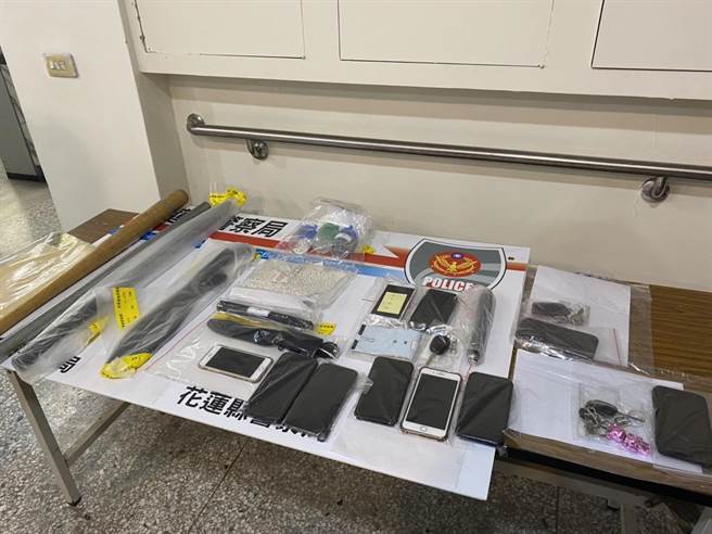 花蓮市區近日發生多起糾眾暴力事件，甚至波及無辜民眾，經花蓮警分局動用百餘名警力，兵分20路，成功逮捕邱姓主嫌等16人，並查扣3輛犯罪刀械及棍棒等物。（羅亦晽攝）