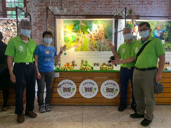 刘晃宾（右一）号召农民响应石虎友善农作。（刘晃宾提供／廖志晃南投传真）