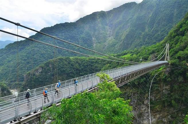 农历春节初二至初四太鲁阁国家公园配合台8线中横公路交通管制，太管处表示，人气景点山月吊桥暂停预约制，改採现场排队。（太管处提供／王志伟花莲传真）