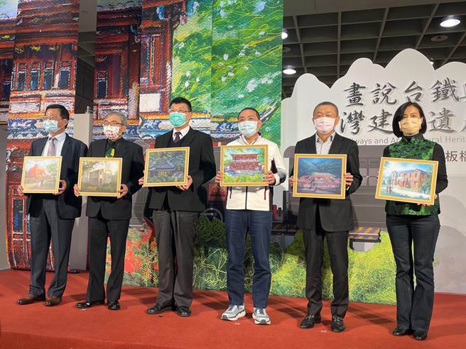 板桥车站B1广场即日起展出画说台铁与台湾建筑遗产展，新北市长侯友宜（右三）6日上午出席开幕仪式。（叶书宏摄）